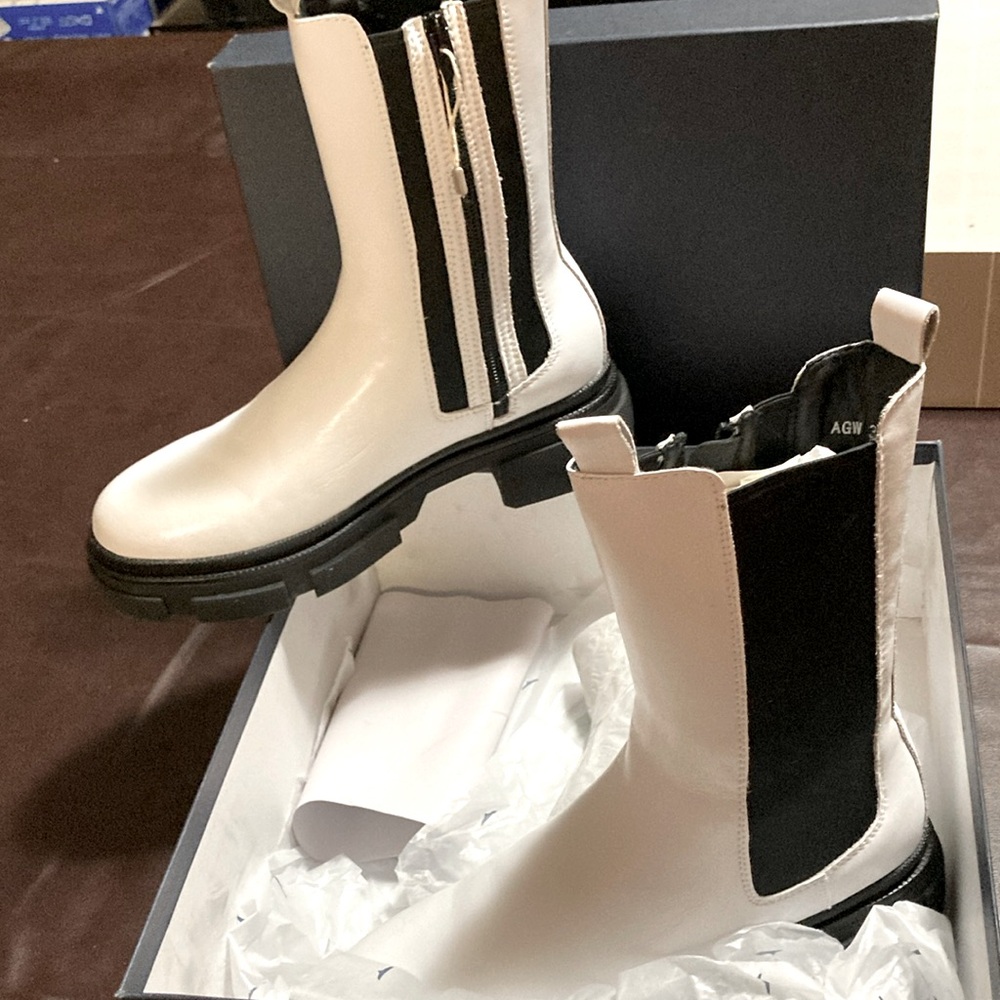 Brand new white leather ankle boots. Size 39/8 . The brand is Alberto Guardiani